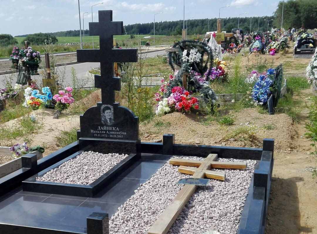 Памятник-крест на кладбище